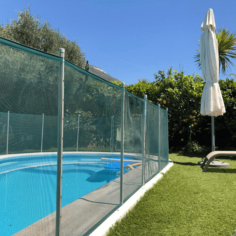 photo d'une piscine entouré de barrières de protection anti-chute