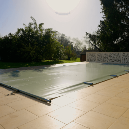 Bâche à barres piscine Coverbox - Sécurité enfant, installation facile