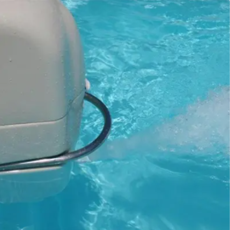 Nage à contre courant hors bord JET LUXE FILTRINOV dans l'eau