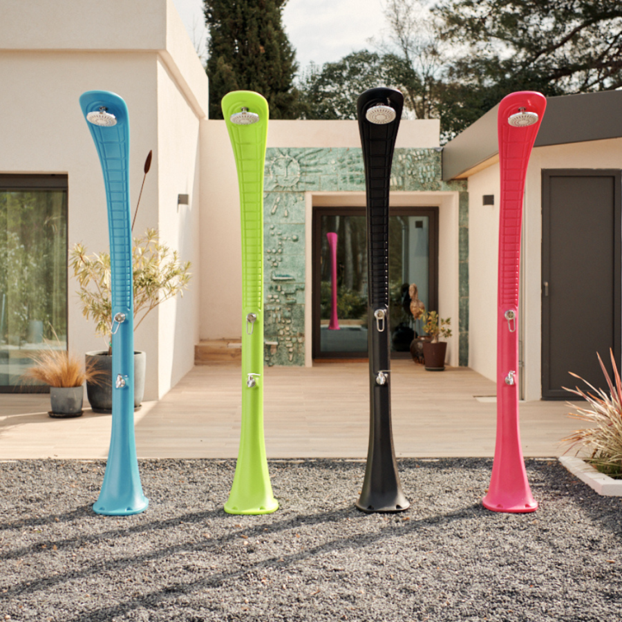 Douche solaire Design Cobra 32L avec son rince pieds sur du gravier