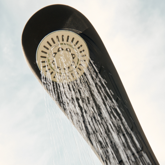 Douche solaire Design Cobra 32L avec son rince pieds avec eau qui coule