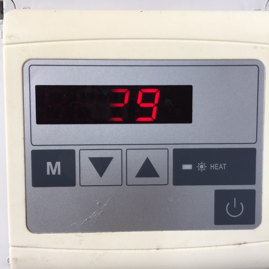 Clavier de commande pour pompe à chaleur PURE gros plan