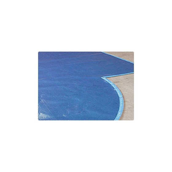 Photo d'une piscine avec une bâche à bulles rondes bleu classique