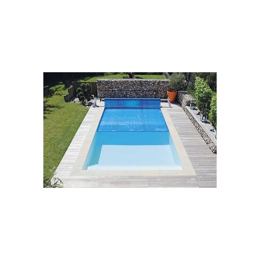 Photo d'une piscine avec une bâche à bulle ronde bleu classique