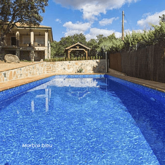 photo de synthèse d'une piscine avec liner marbre bleu
