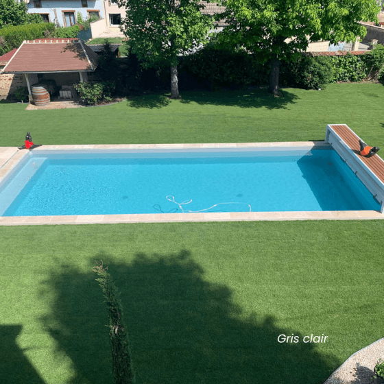 photo d'une piscine avec liner gris clair