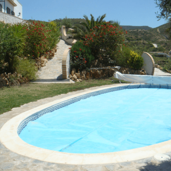 Photo d'une piscine ovale avec bâche à géobulles 500 microns translucide