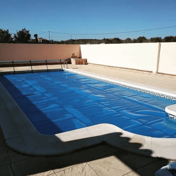 Photo d'une piscine avec bâche à bulles 400 microns bleu