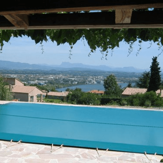 Photo de bâche d'hiver sur piscine vert foncé