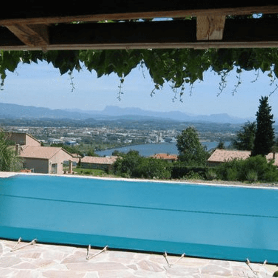 Photo de bâche d'hiver sur piscine vert foncé