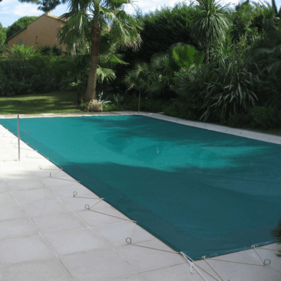 Photo de bâche d'hiver sur piscine vert foncé