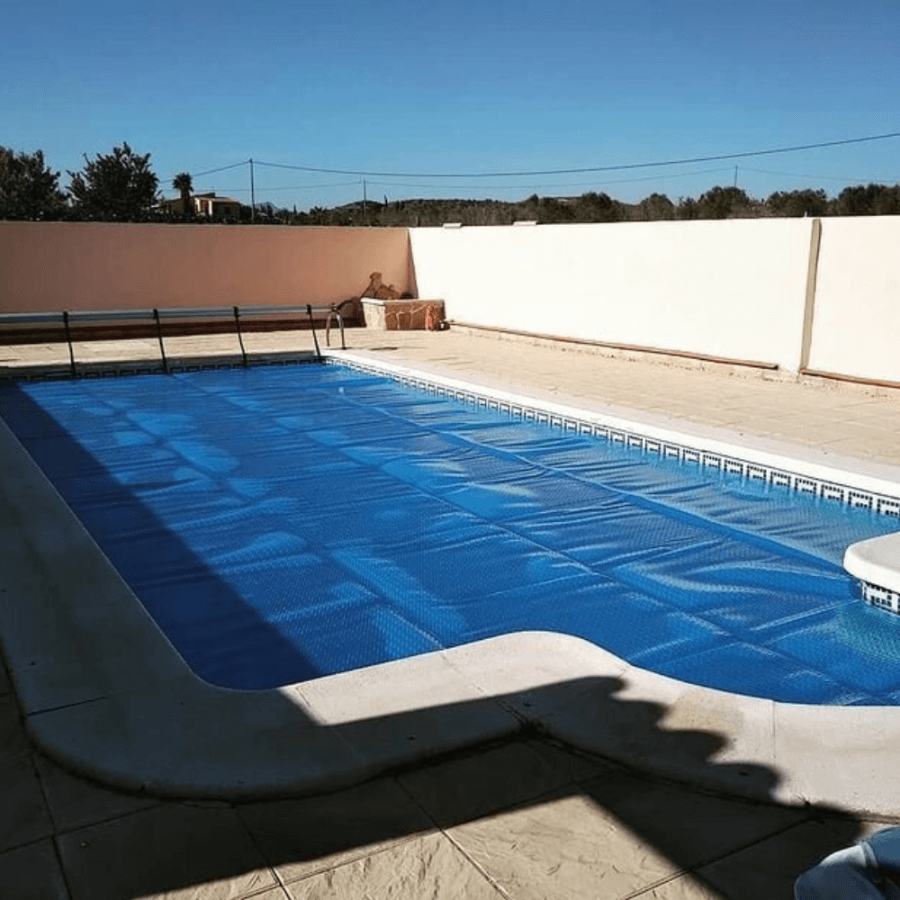 Photo d'une piscine avec bâche à bulles 400 microns bleu