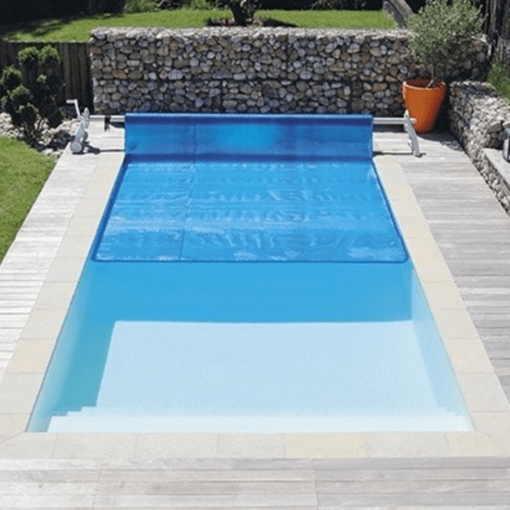 Photo d'une piscine avec bâche à bulles 400 microns bleu