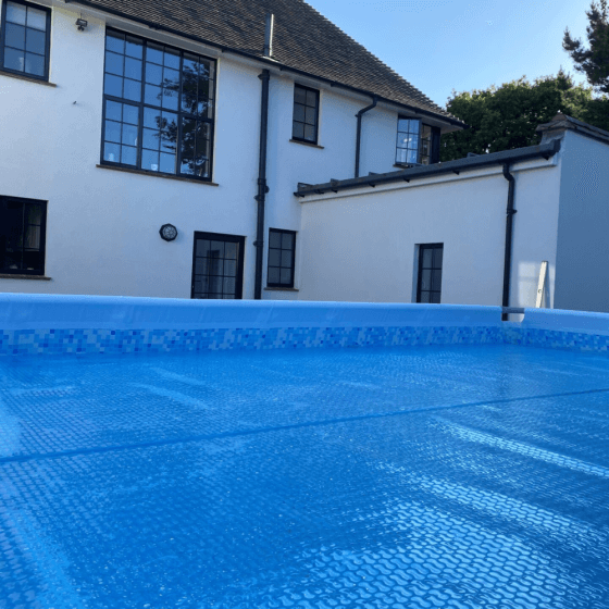 Photo d'une piscine hors-sol avec bâche à géobulles 500 microns translucide