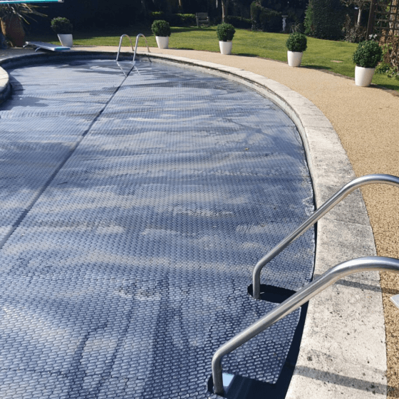 Photo d'une piscine avec une bâche à bulle  géobulles ENERGY GUARD