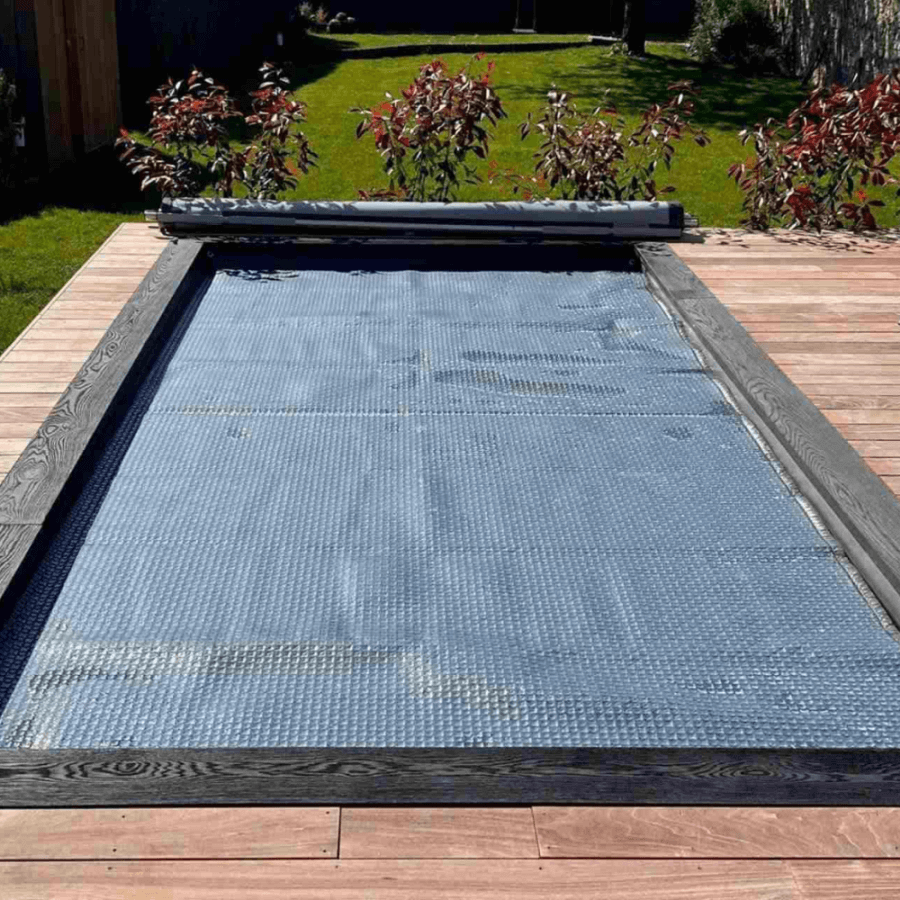 Photo d'une piscine avec une bâche à bulle  géobulles ENERGY GUARD