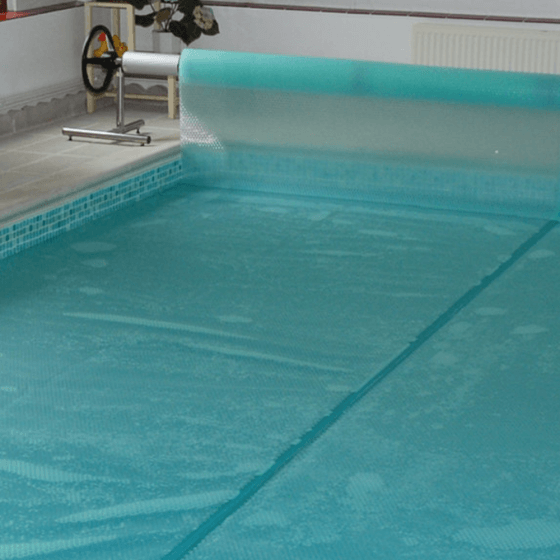 Photo d'une piscine avec une bâche à bulle  géobulles SOL + GUARD