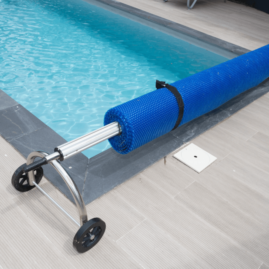 Photo d'une piscine avec une bâche à bulles  rondes classiques sur enrouleur