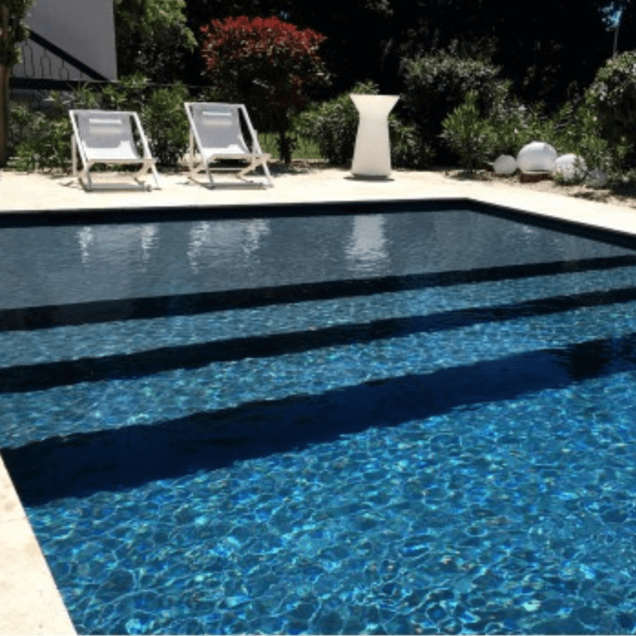 photo d'une piscine avec Pvc armé ALKORPLAN XTREME 180/100 couleur silver