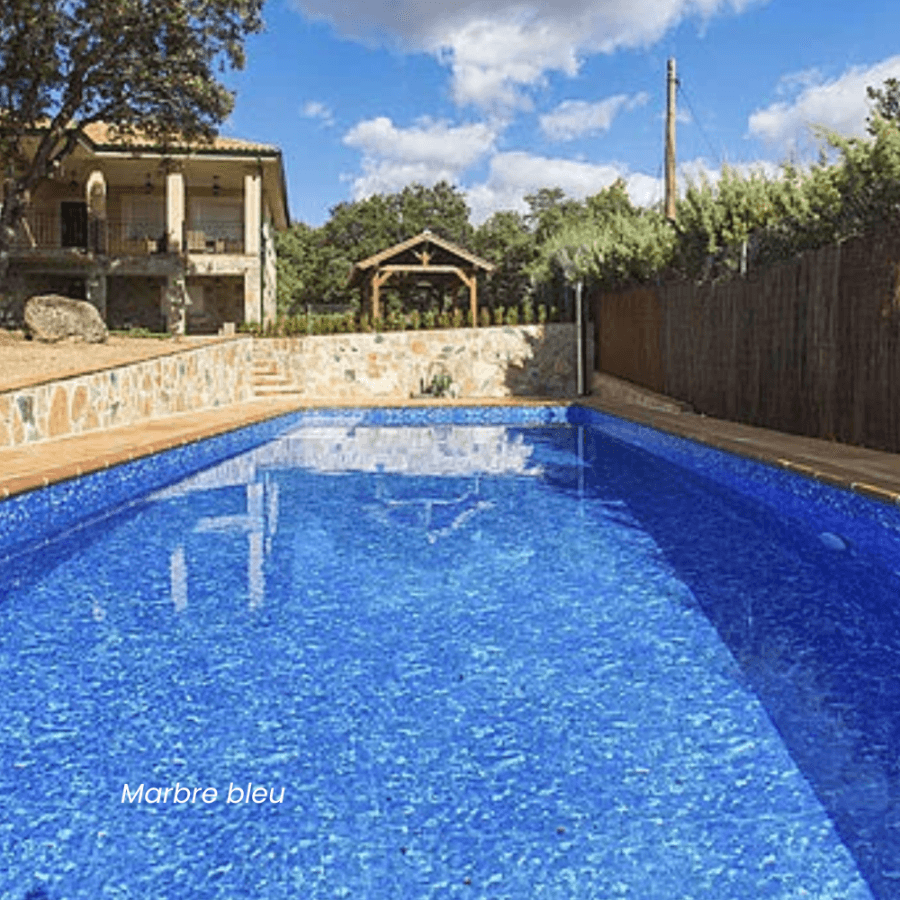 Photo d'une piscine avec liner en PVC armé ALKORPLAN marbre bleu