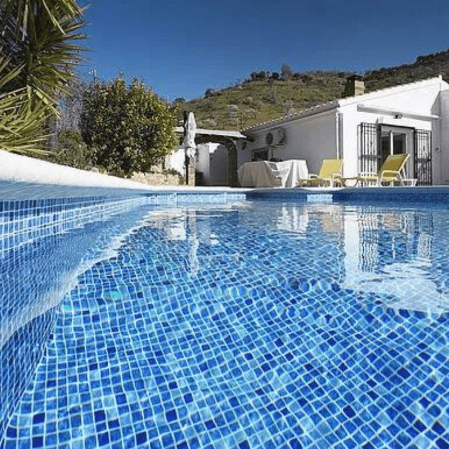 Photo d'une piscine avec liner en PVC armé ALKORPLAN persia bleu