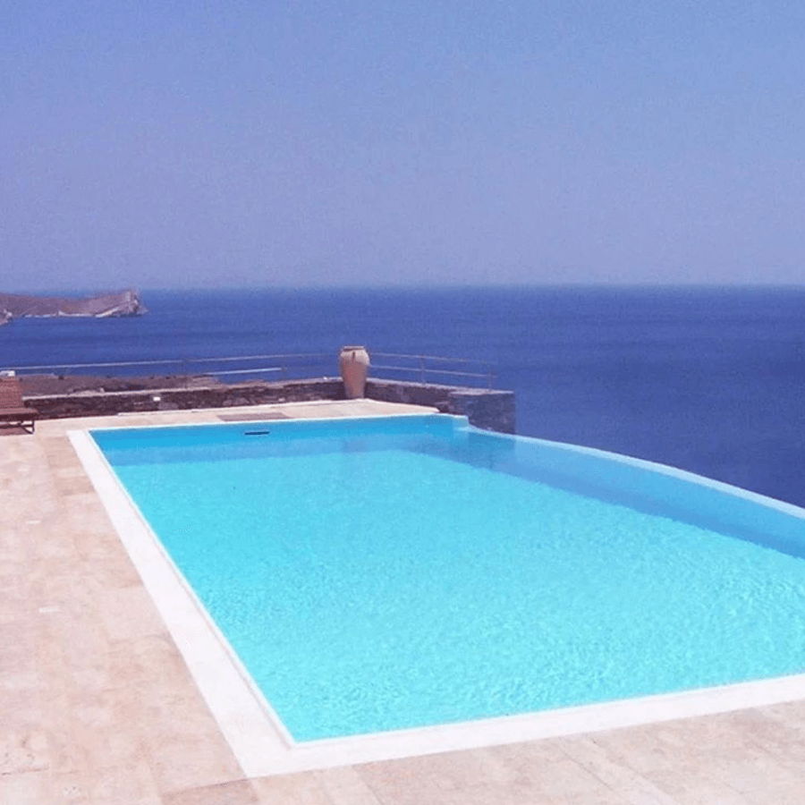 photo d'une piscine avec pvc armée couleur bleu clair