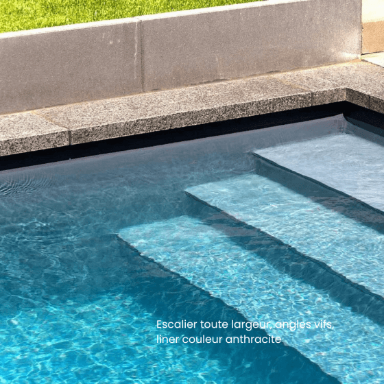 Idée de configuration de piscine avec escalier toute largeur, angles vifs, liner couleur anthracite