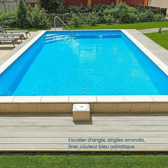 idée de configuration de piscine avec escalier d’angle, angles arrondis, liner couleur bleu adriatique