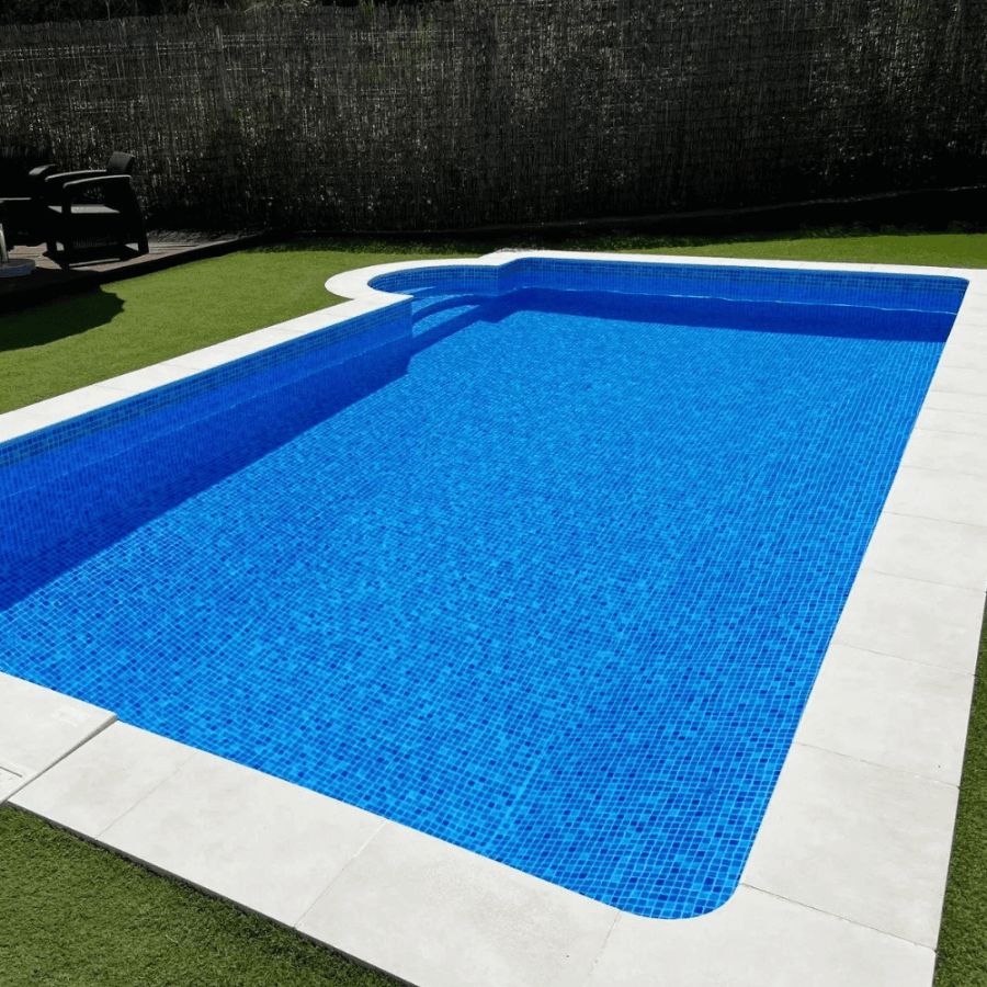 Photo d'une piscine avec pvc armée sopremapool design antidérapant PIERRE DE BALI