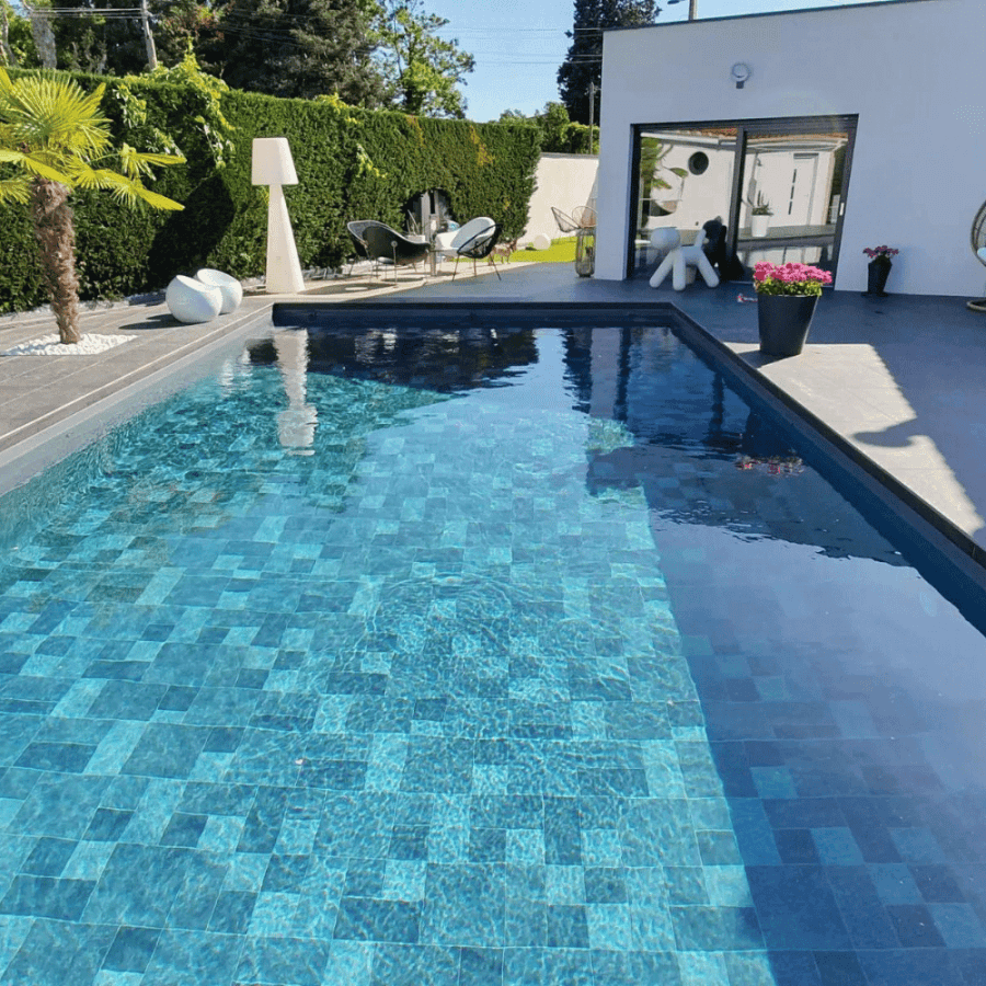 Photo d'une piscine avec pvc armée sopremapool design antidérapant PIERRE DE BALI