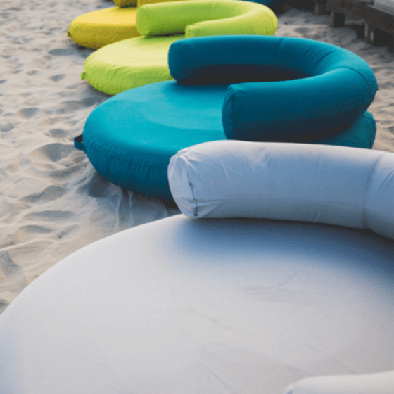 Photo de plusieurs Coussin ISLAND + sur la plage