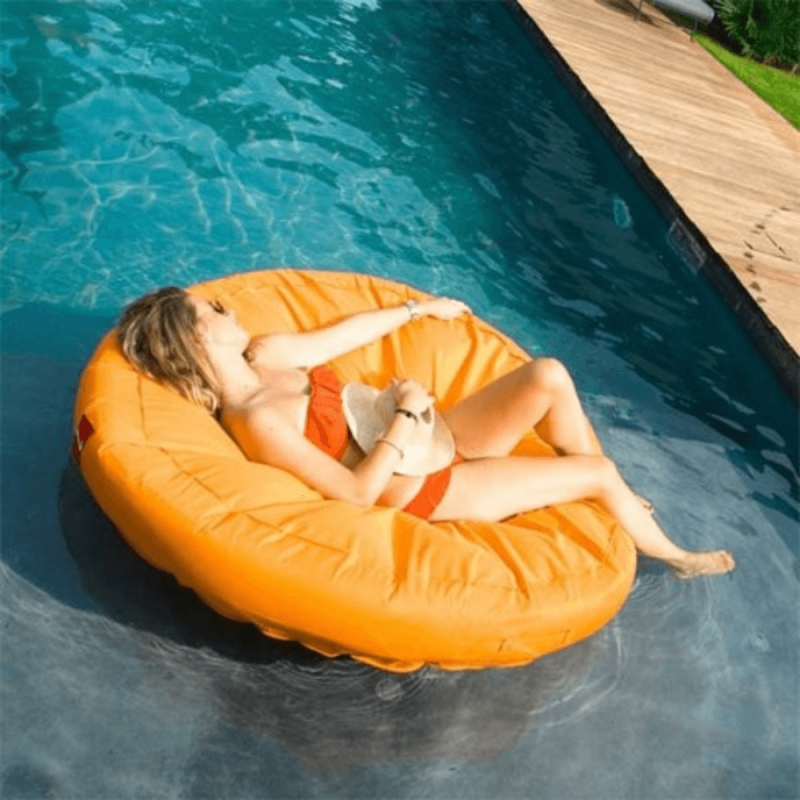 photo d'une femme sur un coussin ISLAND gonfalble photo d'une femme sur un coussin ISLAND gonfalble