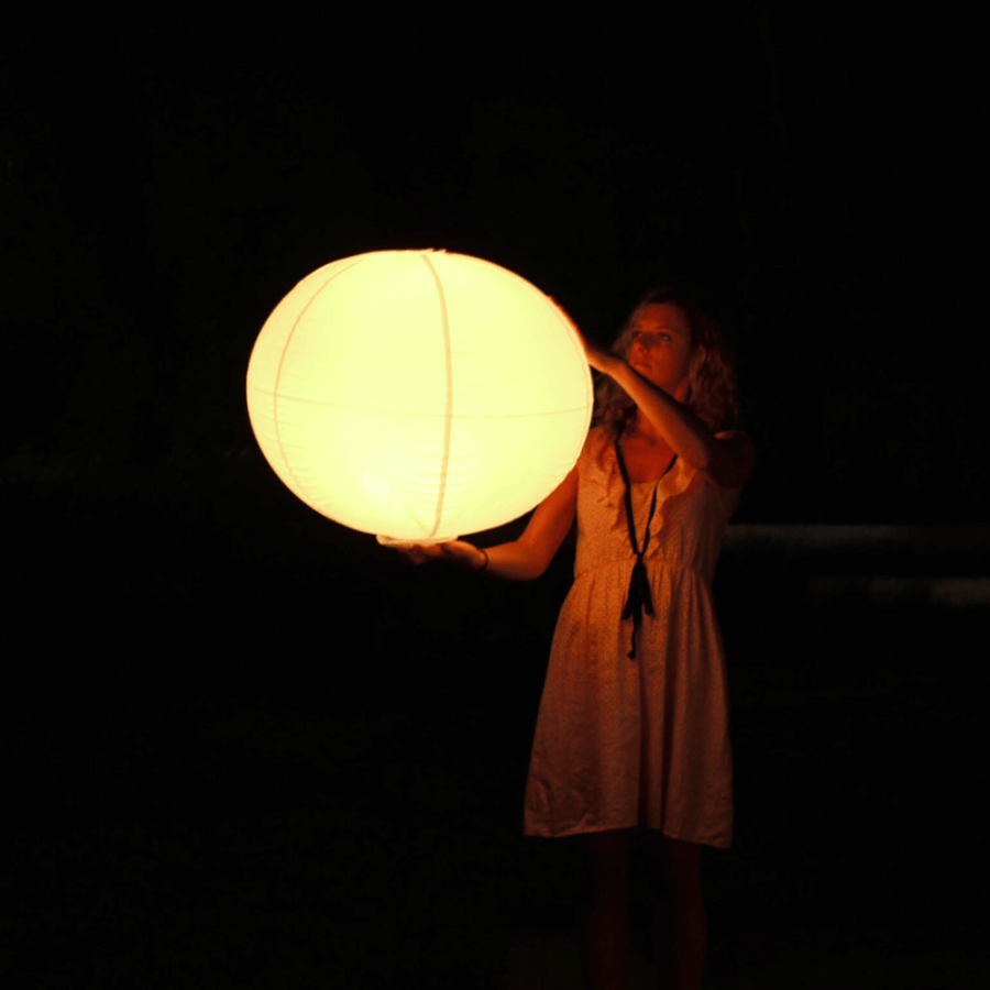 Photo d'une femme portant une Sphère lumineuse platoon air pour la mise en valeur de votre piscine