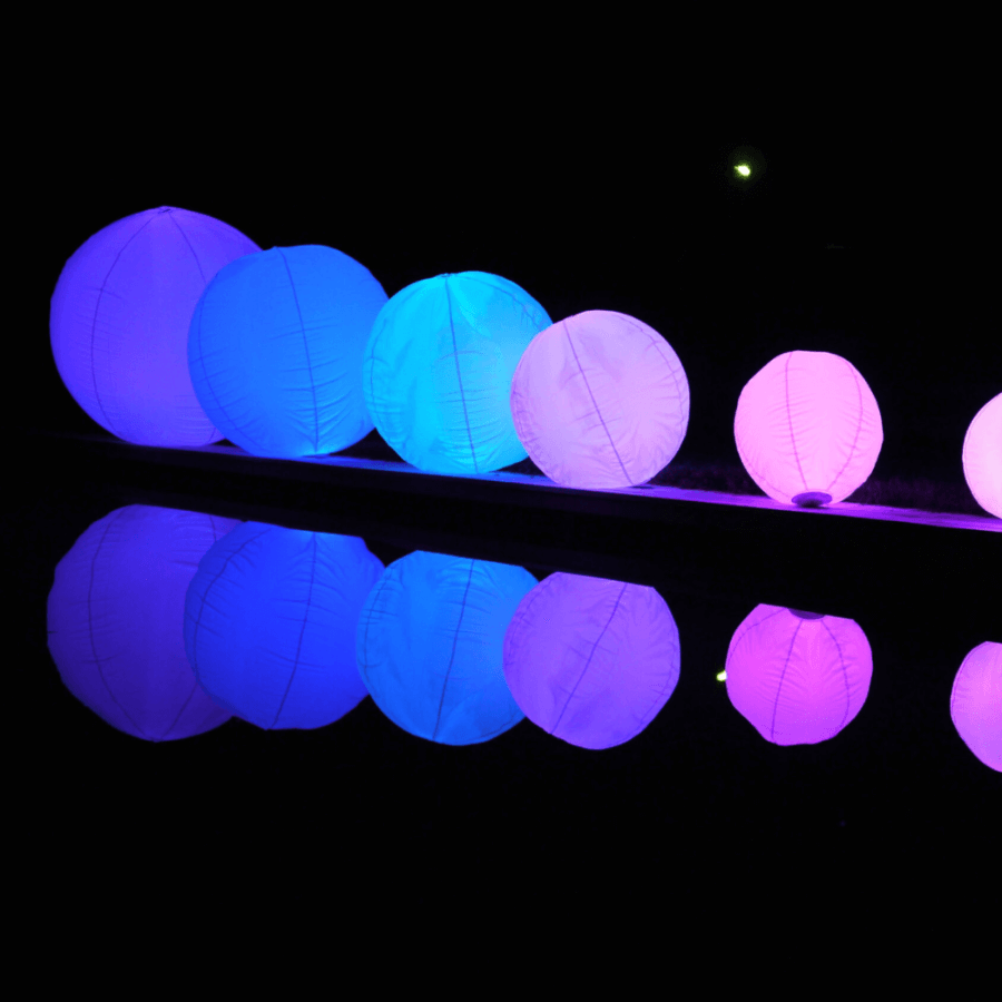 Photo d'une femme portant une Sphère lumineuse BALLOON air pour la mise en valeur de votre piscine