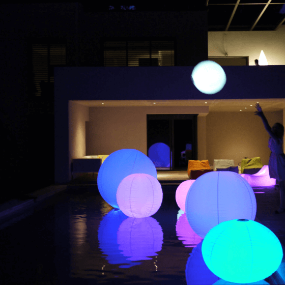 Photo d'une femme portant une Sphère lumineuse BALLOON air pour la mise en valeur de votre piscine