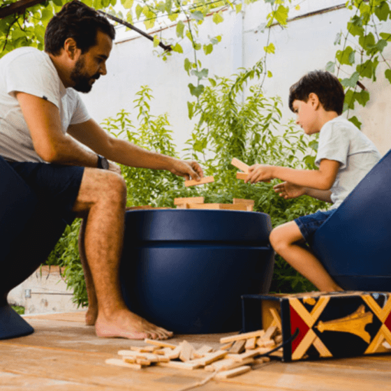 photo d'un père et son fils jouant sur une Table Boonee