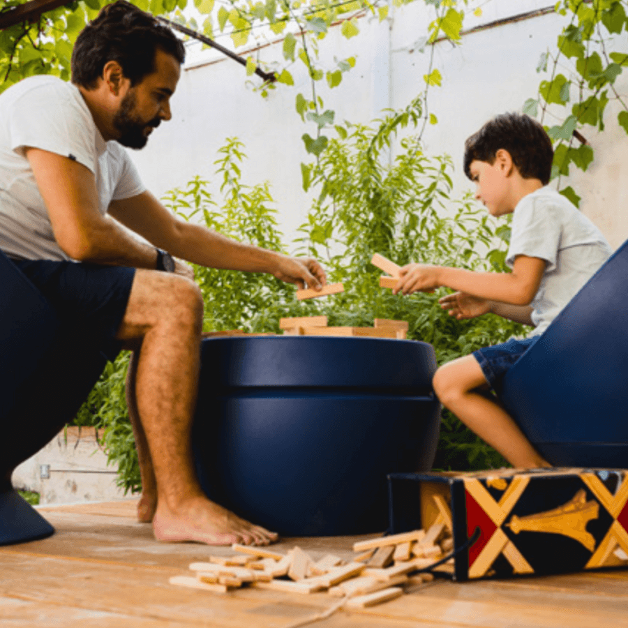 photo d'un père et son fils jouant sur une Table Boonee