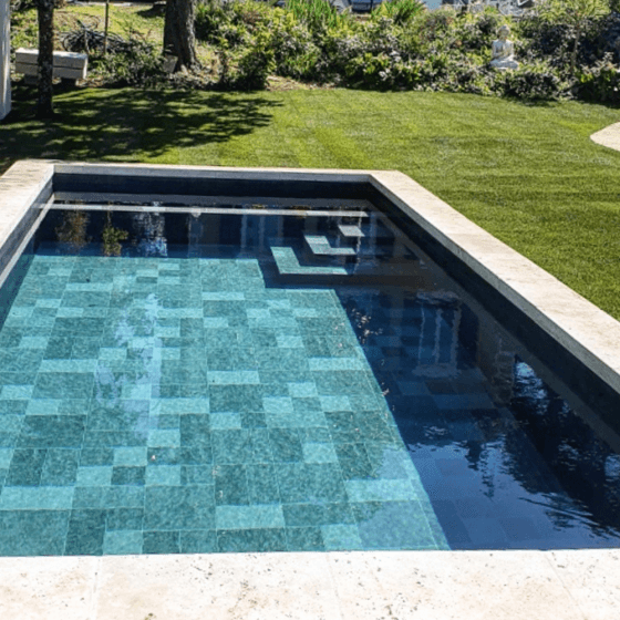 photo d'une piscine avec pvc armé hydroflex 3d sensation verni relief