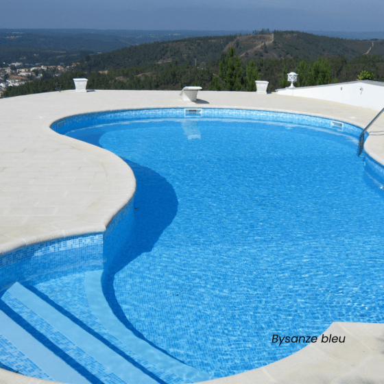 Photo d'une piscine avec liner en PVC armé ALKORPLAN bysance bleu
