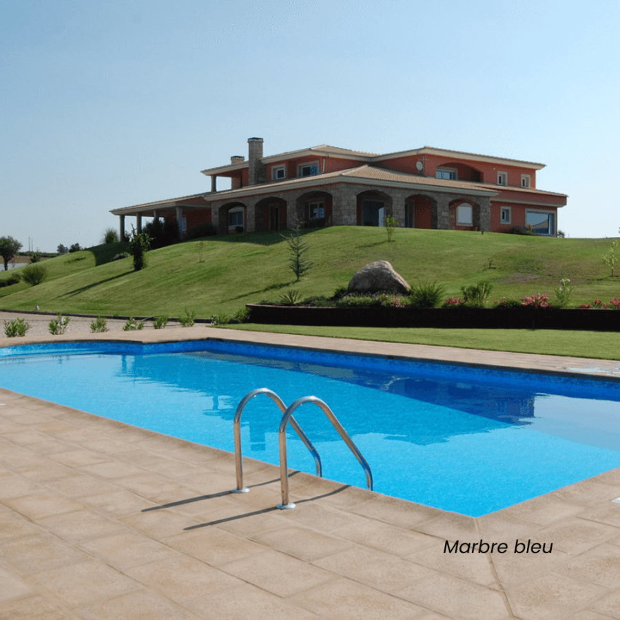 Photo d'une piscine avec liner en PVC armé ALKORPLAN marbre bleu