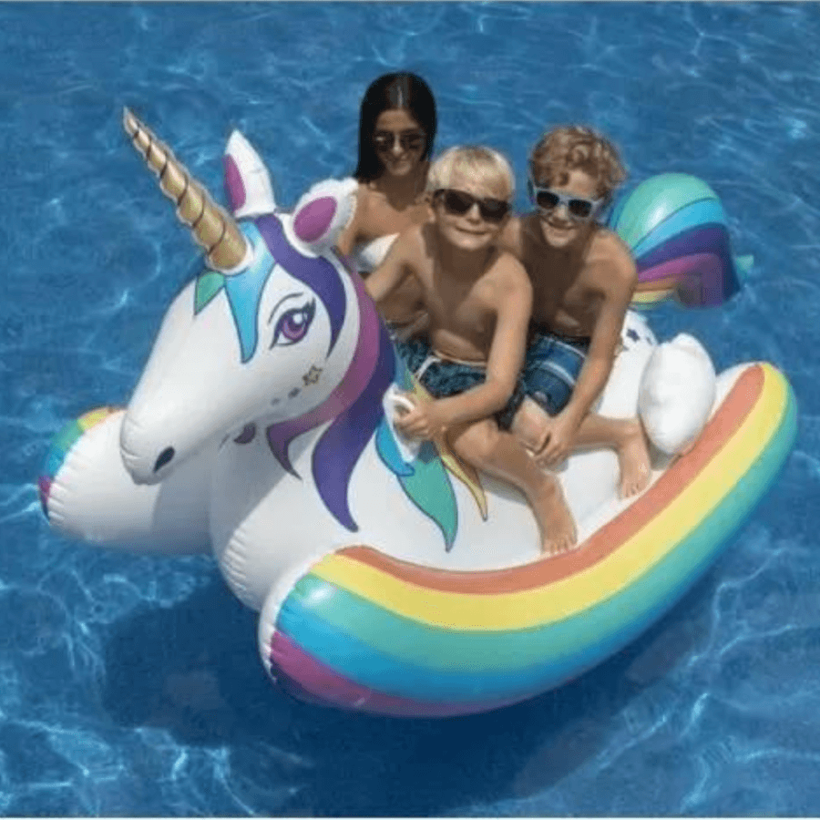 photo d'une Bouée MAGIC La licorne avec des enfants