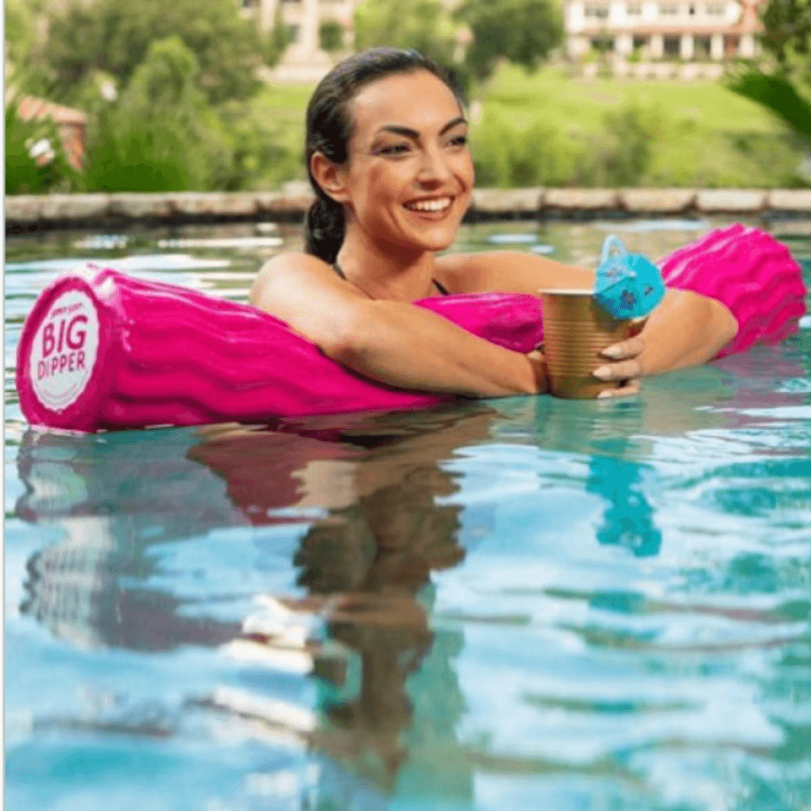 Photo d'une femme sur une Frite géante rose pour aquagym C/04