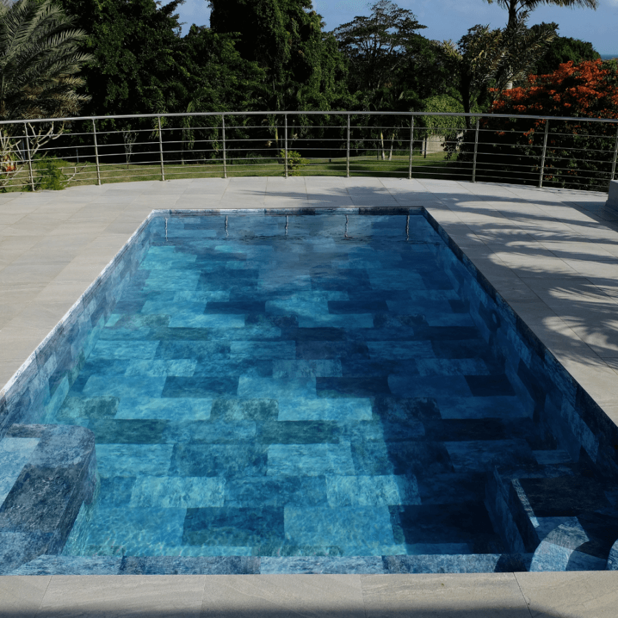 Photo d'une piscine avec pvc armée sopremapool design antidérapant PIERRE DE BALI Photo d'une piscine avec pvc armée sopremapool design antidérapant PIERRE DE BALI