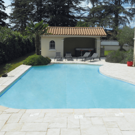 Photo d'une piscine avec une bâche à bulle ronde translucide