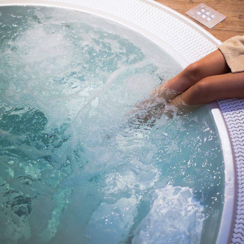 photo d'une femme en serviette de bain profitant d'une balnéo