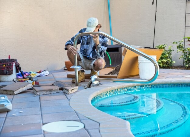 installation d'une rembarde pour escalier de piscine