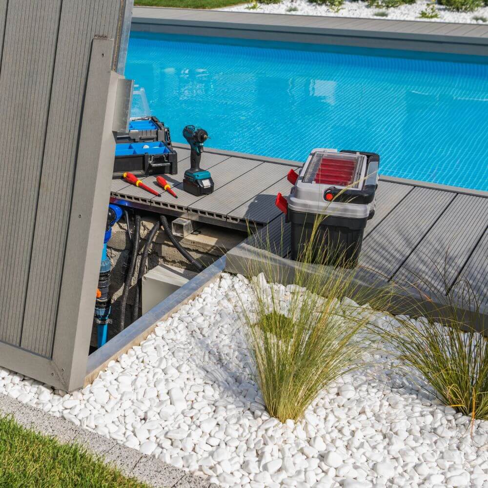 photo d'outils à coté d'un système de filtration pour piscine