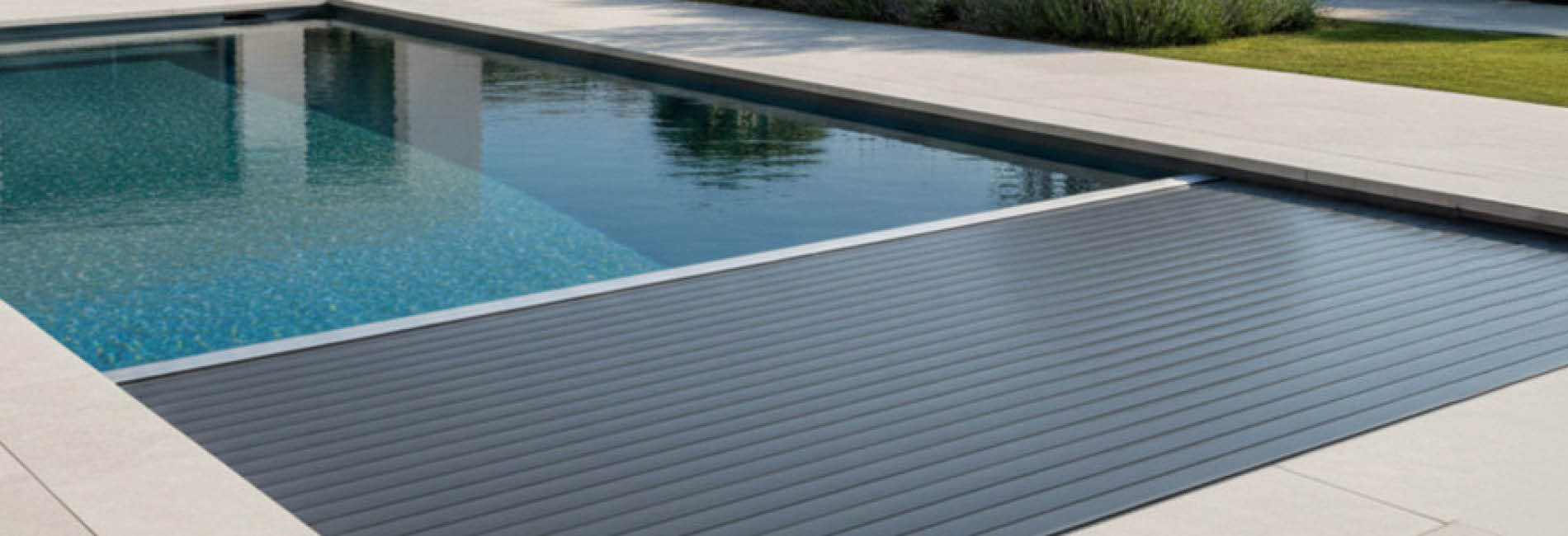 Bâche à barres ou volet roulant de piscine : Comparatif complet pour bien choisir